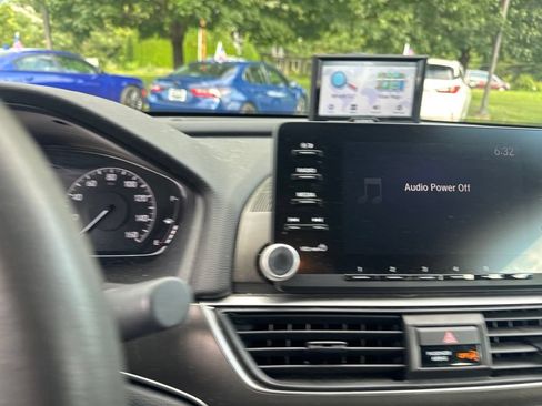 Used 2018 Honda Accord LX image 9
