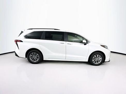 Used 2022 Toyota Sienna XLE image 11