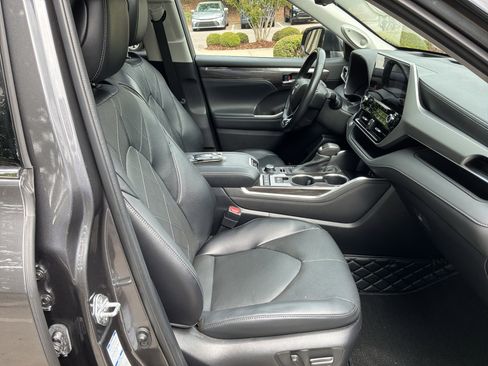 Used 2022 Toyota Highlander Platinum AWD/4WD image 34