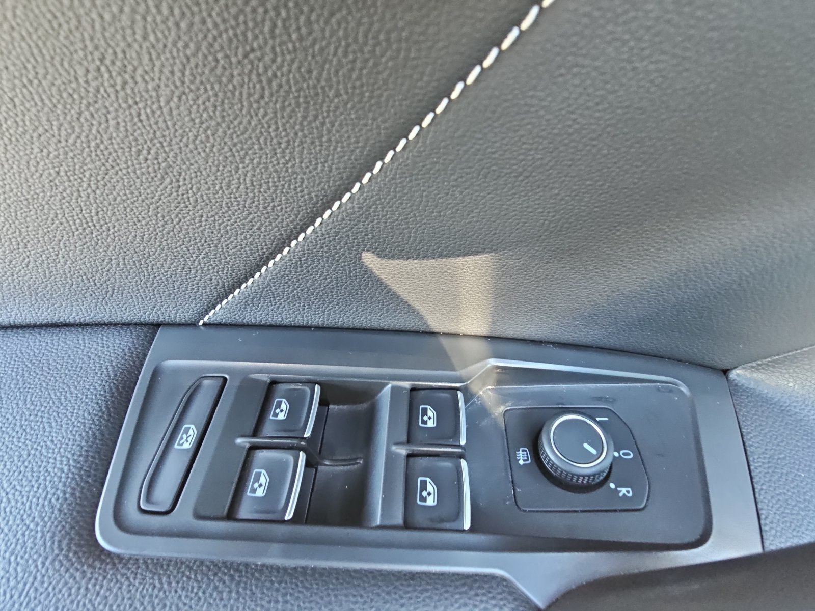 Certified 2023 Volkswagen Tiguan SE R-Line AWD/4WD image 26