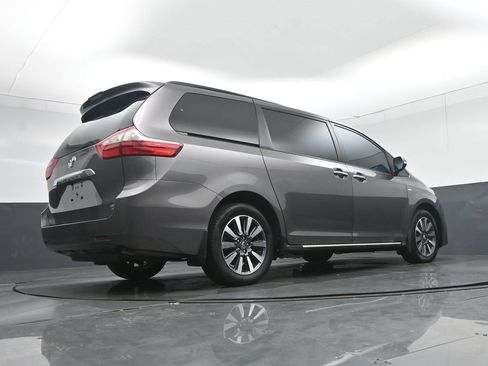 Used 2018 Toyota Sienna Limited image 68