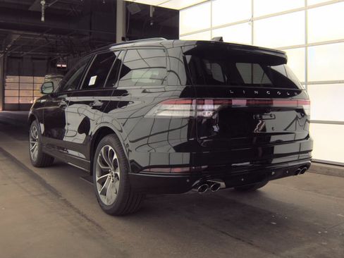 Used 2025 Lincoln Aviator AWD w/ Jet Appearance Package image 12