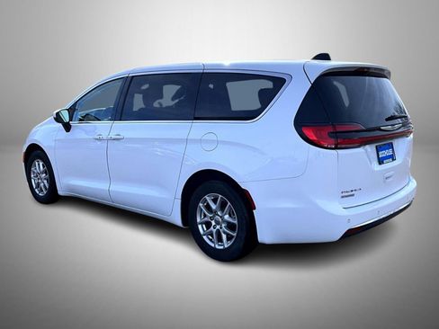 Used 2023 Chrysler Pacifica Touring-L image 7