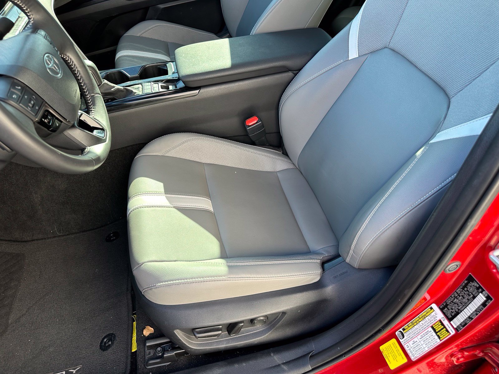 Used 2025 Toyota Camry SE FWD image 13