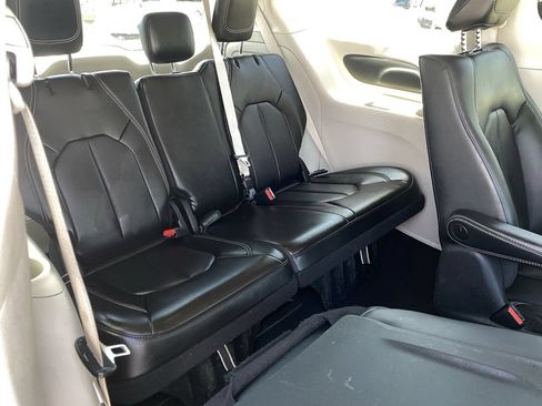 Used 2023 Chrysler Pacifica Touring-L FWD image 13