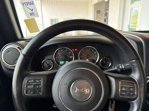 Used 2018 Jeep Wrangler Unlimited Sahara w/ Connectivity Group AWD/4WD image 12