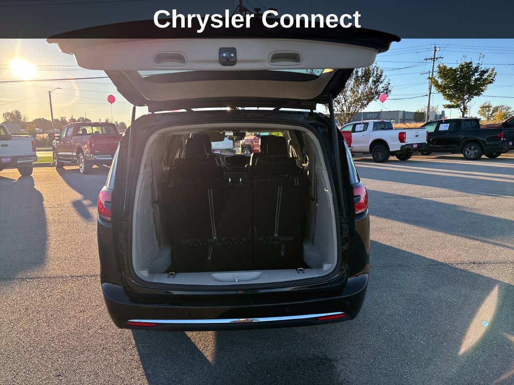 Used 2024 Chrysler Pacifica Limited FWD image 24