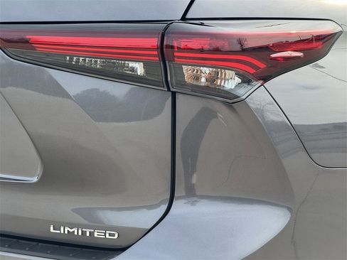 Used 2024 Toyota Highlander Limited image 10