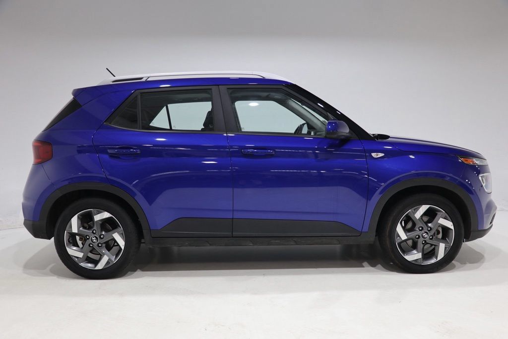 Used 2025 Hyundai Venue SEL FWD image 8