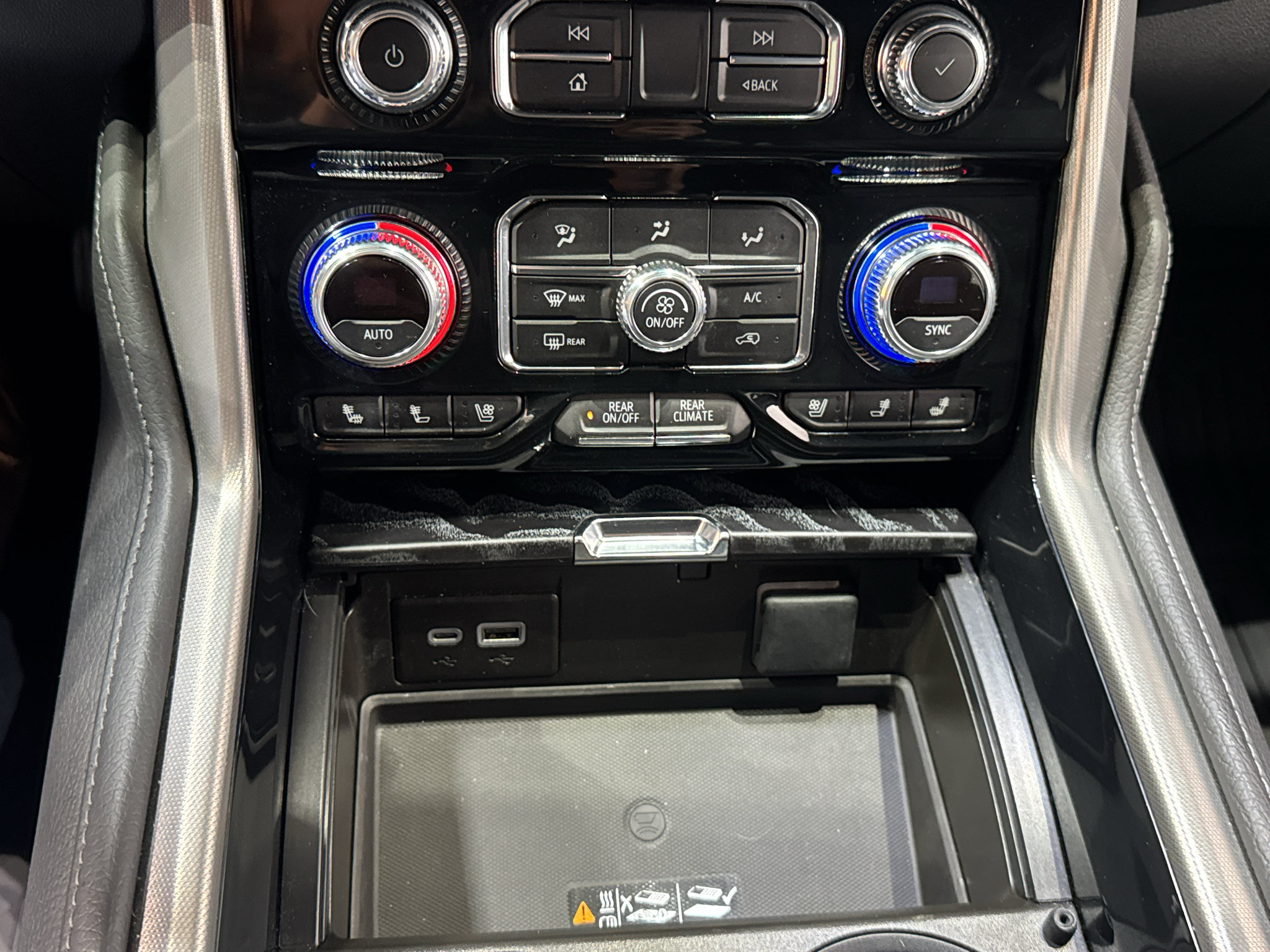 Used 2024 GMC Yukon Denali AWD/4WD image 34