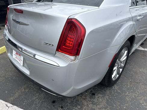 Used 2021 Chrysler 300 Touring L image 8