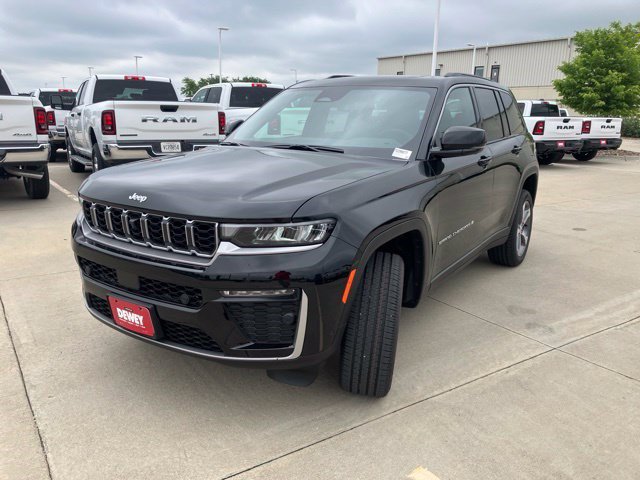 New 2026 Jeep Grand Cherokee Limited w/ Luxury Tech Group II AWD/4WD image 3