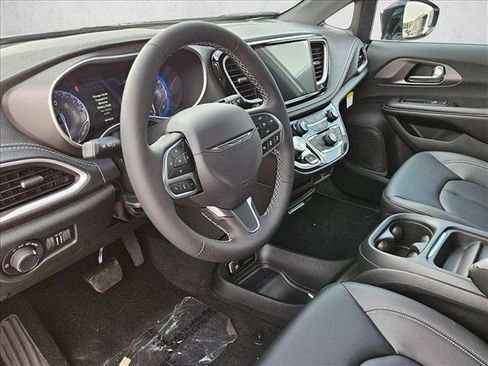 New 2027 Chrysler Pacifica Select FWD image 3