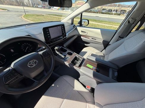 Used 2024 Toyota Sienna LE image 16