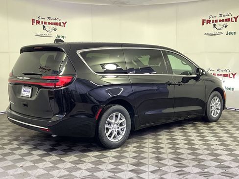 New 2026 Chrysler Pacifica Select image 3