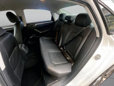 Used 2018 Volkswagen Passat 2.0T R-Line FWD image 19