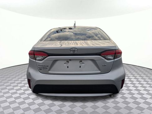 Used 2021 Toyota Corolla LE image 3