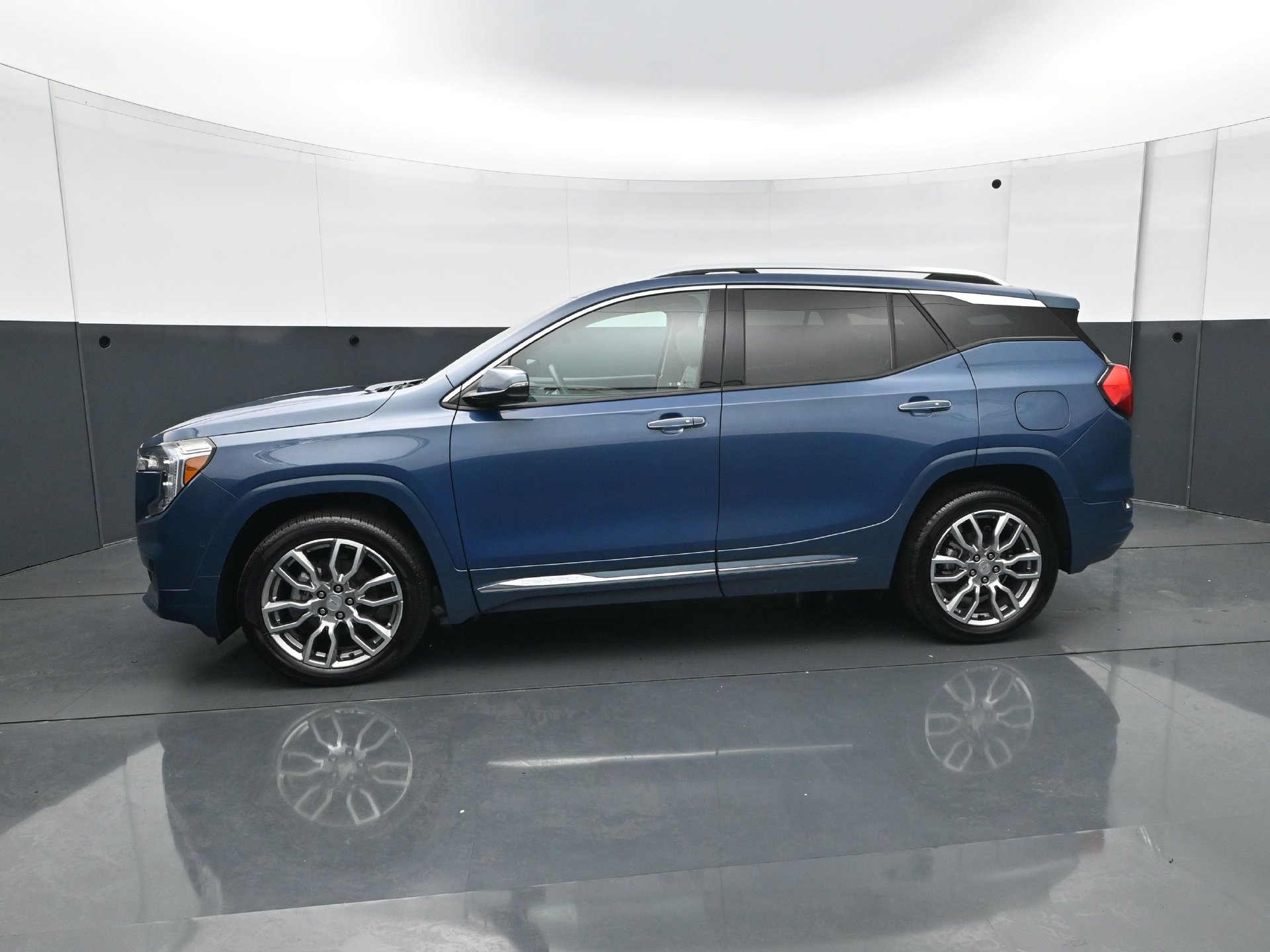 Used 2024 GMC Terrain Denali w/ Denali Premium Package AWD/4WD image 3