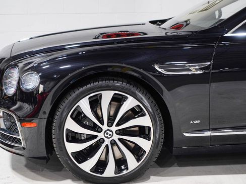 Used 2022 Bentley Flying Spur V8 image 32