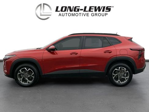 Used 2024 Chevrolet Trax LT w/ LT Convenience Package image 2