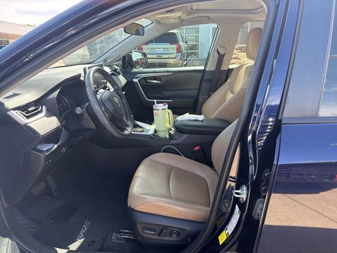 Used 2020 Toyota RAV4 XLE Premium FWD image 9