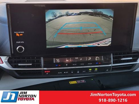 Used 2025 Toyota Sienna XLE image 18