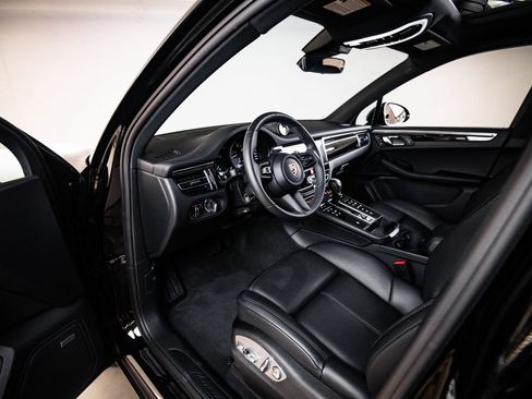 Certified 2026 Porsche Macan AWD/4WD image 4