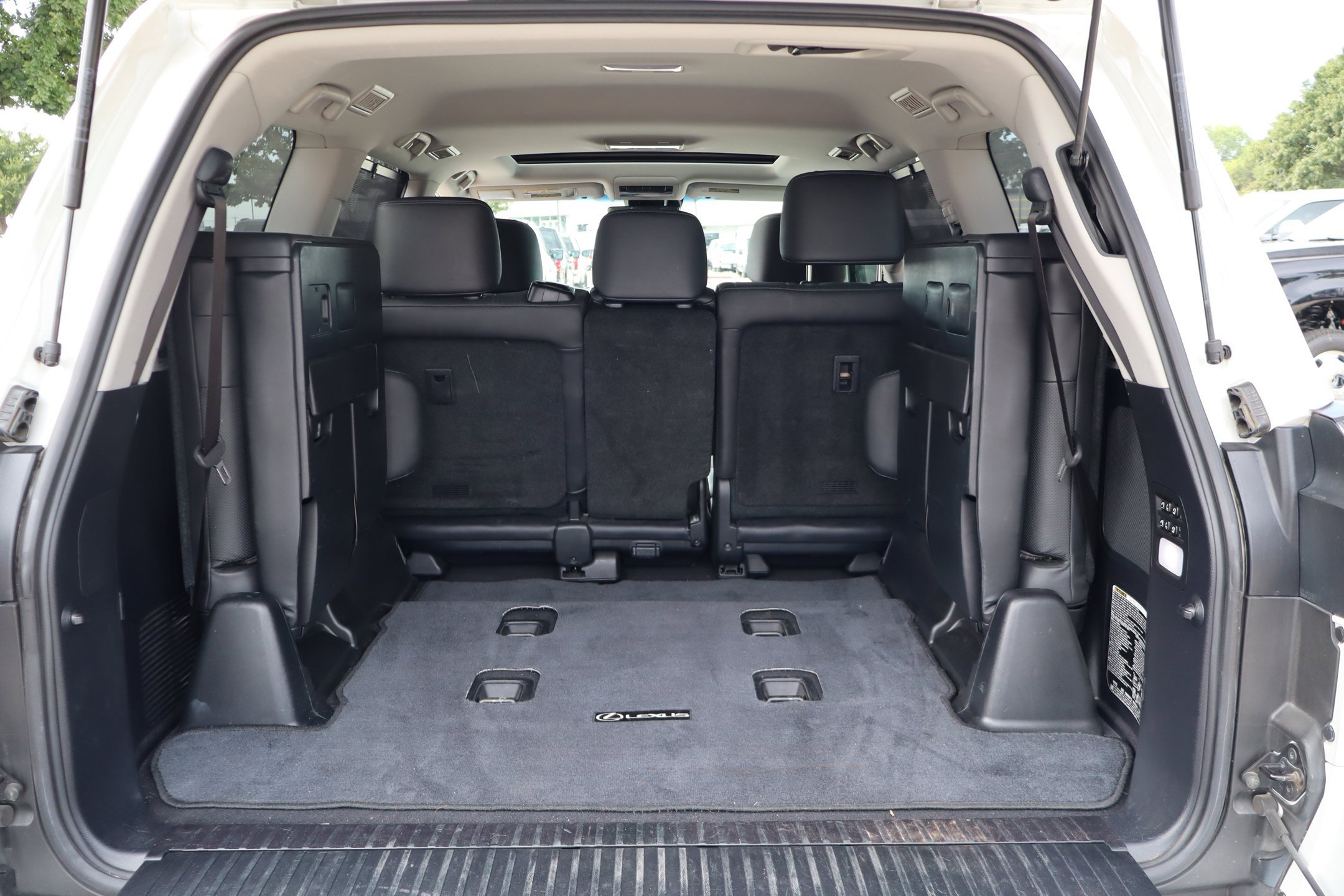 Used 2019 Lexus LX 570 4WD w/ Luxury Package image 32