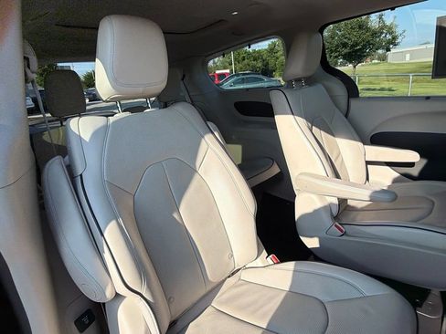 Used 2018 Chrysler Pacifica Limited w/ Advanced Safetytec Group FWD image 35