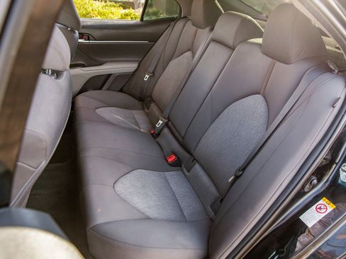 Used 2018 Toyota Camry LE image 12