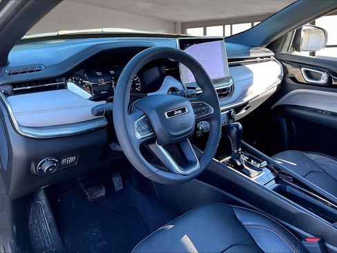 Used 2023 Jeep Compass Limited image 17