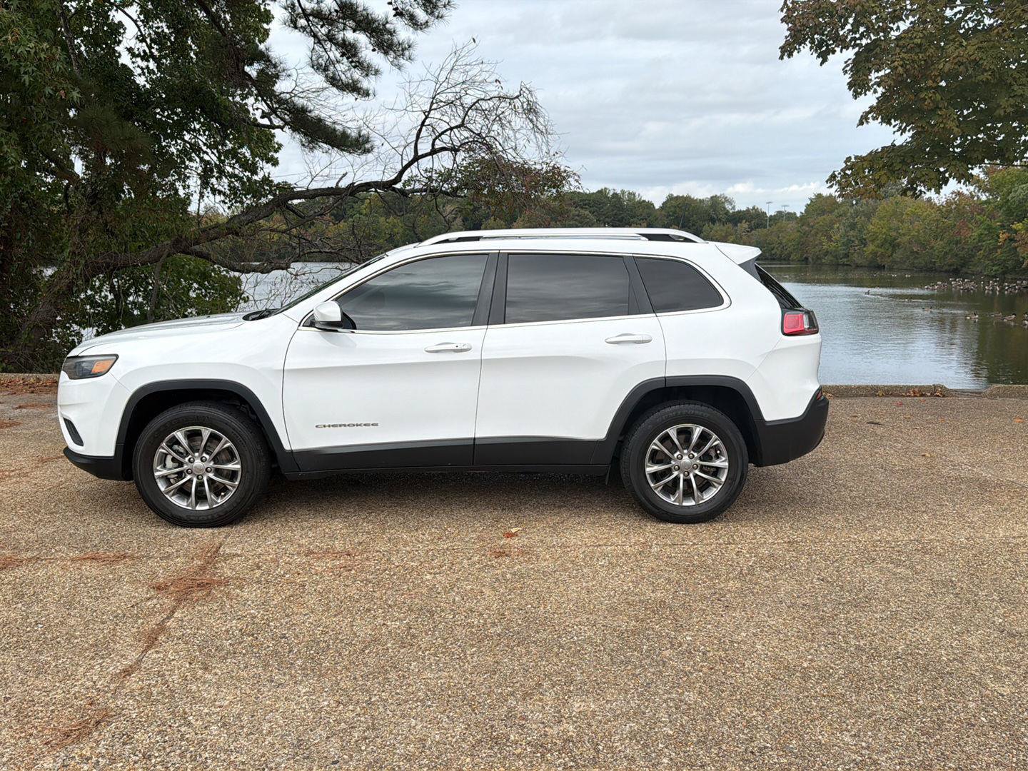 Used 2021 Jeep Cherokee Latitude Plus w/ Sun & Sound Group AWD/4WD image 9