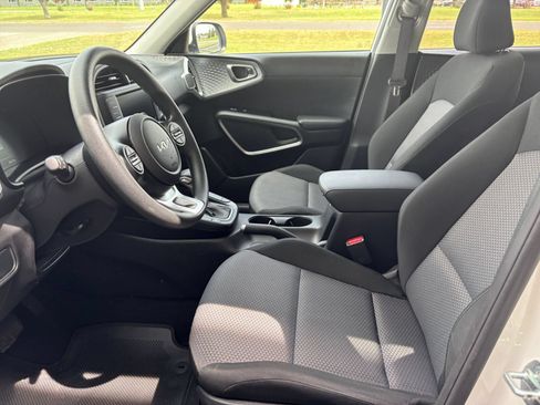 Used 2025 Kia Soul LX w/ LX Technology Package FWD image 24