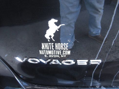 Used 2020 Chrysler Voyager Lxi image 10