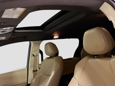 Used 2024 Toyota Sienna XLE image 19