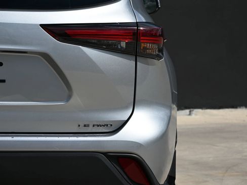 Used 2024 Toyota Highlander LE image 10