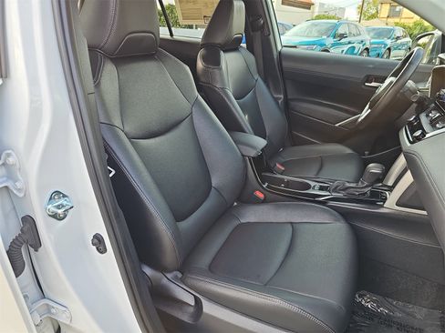 Used 2024 Toyota Corolla Cross XLE image 10