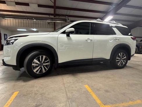 Used 2024 Nissan Pathfinder SL image 4