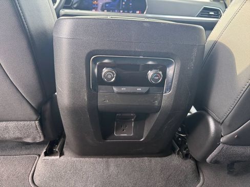Used 2025 Chevrolet Suburban Z71 AWD/4WD image 19