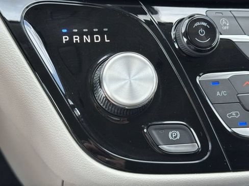 Used 2023 Chrysler Pacifica Touring-L FWD image 19