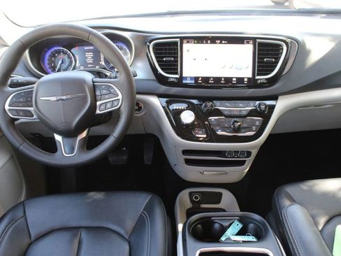 Used 2024 Chrysler Pacifica Touring-L FWD image 31