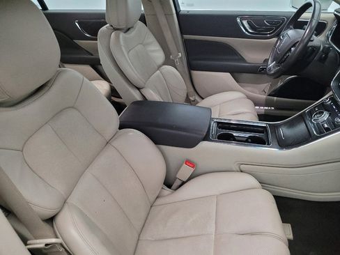 Used 2019 Lincoln Continental Select w/ Continental Climate Package image 21