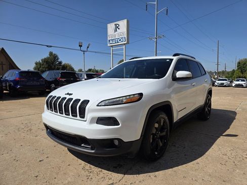 Used 2018 Jeep Cherokee Latitude w/ Altitude Package FWD image 3