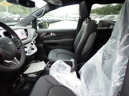 New 2026 Chrysler Pacifica Select image 12