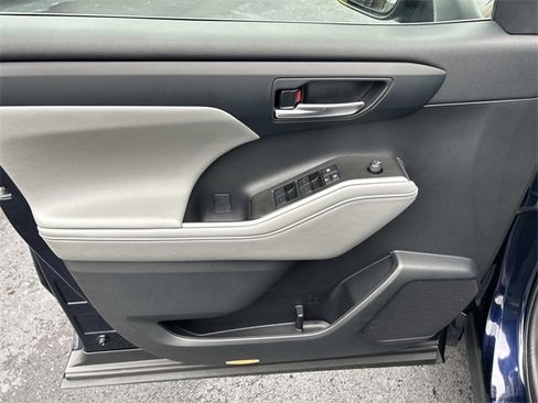 Used 2023 Toyota Highlander XLE image 24