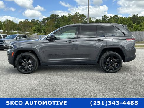 Used 2024 Jeep Grand Cherokee Altitude image 2