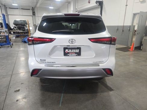 Used 2023 Toyota Highlander Platinum image 5
