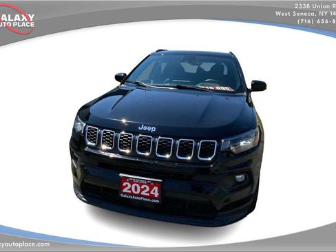 Used 2024 Jeep Compass Latitude AWD/4WD image 2