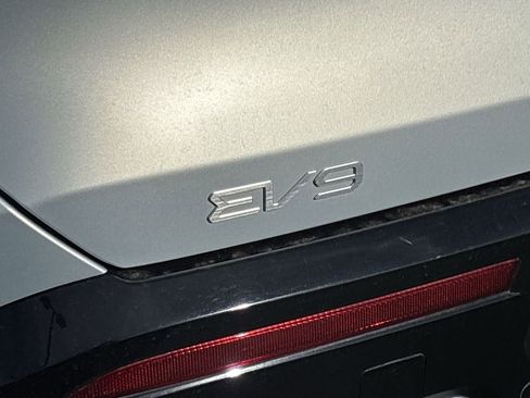 Used 2024 Kia EV9 Land image 33
