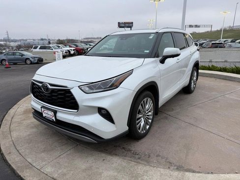 Used 2024 Toyota Highlander Platinum image 12